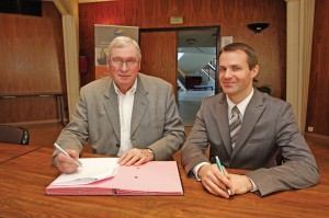 Roger Delmarre et Freddy Piqué ont signé une convention liant Gohelle initiative au CIC pour une année.