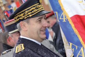 Sous la neige et dans un vent glacial, Denis Robin, nouveau préfet du Pas-de-Calais, a déposé une gerbe au monument aux morts place Foch à Arras, comme le veut la tradition républicaine, devant les représentants de l’Etat, les autorités militaires, les anciens combattants et les porte-drapeaux, ainsi que les élus de l’Arrageois.