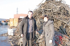 Damien et Tiphaine sur le parc de retraitement de Coenmans devant un lot de câbles qu’ils ont su apporter à l’entreprise.