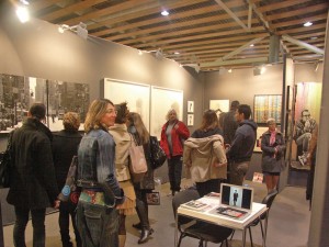 Le public a été au rendez-vous, lors des trois nocturnes et surtout le week-end. Ici, le stand de la galerie lilloise Raison d’art dirigée par Sophie Doutriaux.