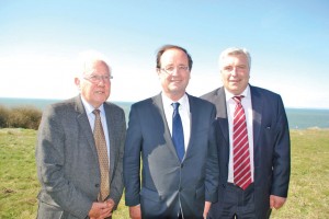 Sur le cap Gris-Nez, le 27 mars, Frédéric Cuvillier (à droite) en compagnie de François Hollande et de Guy Lengagne.