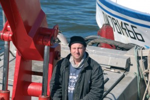 Bernard Tabeling sur la barge L’Epaulard qu’il exploite avec son associé Aymar Tared : marins pêcheurs, mais aussi mytiliculteurs et bientôt ostréiculteurs.