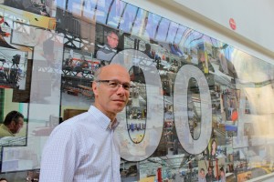 Bruno Mulliez devant la fresque-puzzle du Centenaire, de plusieurs mètres carrés…