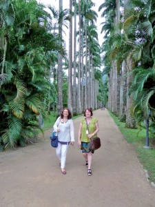 Myriam Cau et Nicole Taquet, lors d’une conférence sur le potentiel économique de la forêt, au Jardin botanique de Rio.