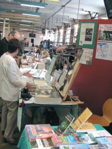 Les métiers à tisser servaient de décor aux exposants.