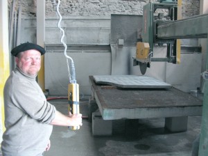 Eddy Depretz, un des tailleurs de pierre du centre artisanal situé au coeur du village.