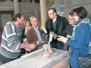 Guy Harbonnier, l’autre tailleur de pierre du village, en compagnie des représentants du Parc.