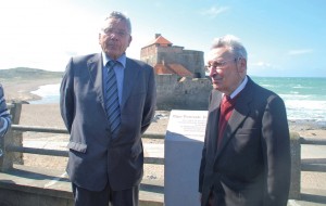 A l’initiative du maire d’Ambleteuse, Paul Malahude (à gauche), la diguepromenade de la commune porte désormais le nom de Jacques Méreau.