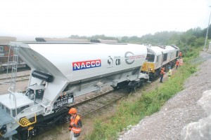 Chaque wagon de l’opérateur Euro Cargo Rail, filiale française de fret ferroviaire de DB Schenker, peut transporter 70 tonnes de granulats (sans compter une tare de 21 tonnes). Le convoi peut aller jusqu’à 750 mètres de long.