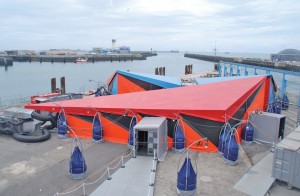 Le double chapiteau du Pompidou Mobile (650 m²) a été planté sur la pointe de l’Eperon (l’ex-gare maritime des transatlantiques et, plus récemment, des ferries du transmanche), à l’entrée du port intérieur de Boulogne.