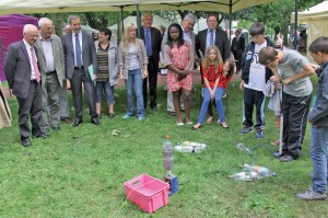 Lors de la visite des quartiers, les élus, préfet en tête, se sont montrés vivement intéressés par les animations.