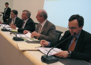 De droite à gauche : Sylvain Tranoy, trésorier et vice-président à la communauté d’agglomération du Cambrésis, Etienne Stock, sous-préfet, Guy Bricout, président de CDE, Bernard Lauverjat, directeur de CDE.