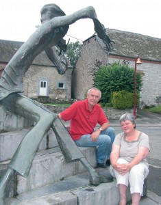 Au pied de la statue en bronze du violoniste : Jean-François Baudry, maire et chef d’entreprise mécène, et Christine Boccaren, la présidente.