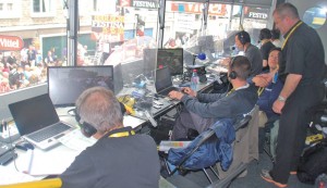 En plus d’une salle de presse qui accueille un millier de journalistes, il faut assurer les communications de 150 chaînes de télévision qui retransmettent en direct l’arrivée de chaque étape.