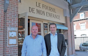 Maxime Mulliez (à gauche), fondateur du concept “Mon village”, avec Frantz Forest, gérant de la société villeneuvoise Wizengo et responsable de la communication sur le web, devant la boulangeriepâtisserie “Le Fournil de mon enfance”, une des douze enseignes présentes dans le Village de la marque.