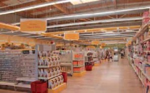 Le magasin de Lomme dispose d’une zone dédiée aux activités créatives de 700 m2 de surface de vente, aux linéaires bas permettant une vision claire et lisible de la zone tout en facilitant l’orientation et la circulation de la clientèle.