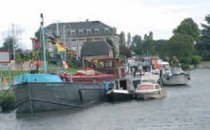 La Sambre peut bien sûr retrouver sa vocation dans le tourisme fluvial mais son “petit gabarit” peut aussi lui rendre une utilité dans le transport de certaines marchandises au moyen de barges.