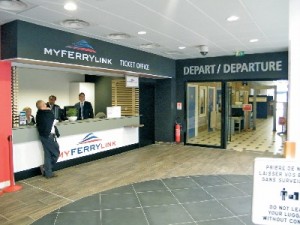 Le guichet de MyFerryLink a été installé à la hâte, la nuit précédant le premier départ.