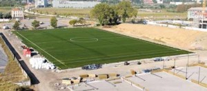 Le terrain synthétique outdoor pour la pratique du rugby ou du foot.