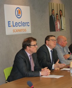 Lors de la présentation du projet, de gauche à droite, Didier Michel, maire de Tilloy-les- Mofflaines, Philippe Rapeneau, président de la communauté urbaine d’Arras, et Bertrand Le Côme, président de Scapartois. 