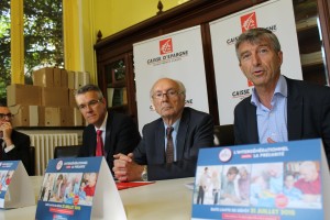 Alain Denizot et Philippe Lamblin entourant Dominique Thierry, président d’honneur de France Bénévolat. 