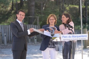 Le Premier ministre Manuel Valls, en compagnie de Viviane Le Dissez (au centre), présidente, et Odile Gauthier, directrice générale du Conservatoire du littoral.