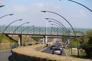 Sur le site d’Eurotunnel, plusieurs centaines de migrants tentent de traverser le Détroit toutes les nuits.