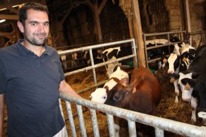 Guillaume Fouble dans l’étable des veaux.