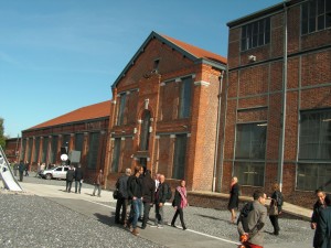 Le bâtiment reconverti, celui des compresseurs, qui accueille les espaces et équipements techniques et le laboratoire universitaire DeVisu.