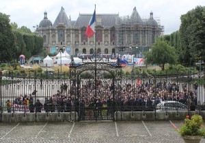 Les maires du Nord ont manifesté devant les grilles de la préfecture.