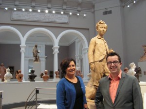 Geneviève Mannarino, adjointe à la culture de Valenciennes, et Vincent Hadot, nouveau directeur du musée. Derrière eux, la nouvelle perspective offerte par le grand hall et la mise à l’honneur des sculptures de Jean-Baptiste Carpeaux.