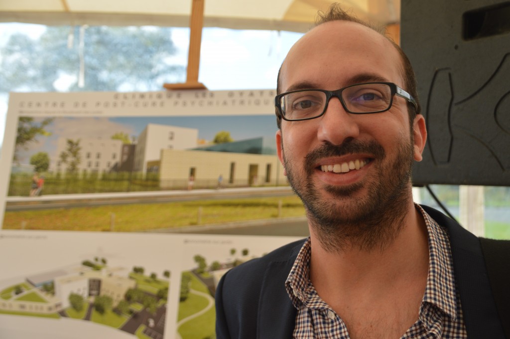 L’architecte, Julien Fraysse, auteur du dessin de la clinique, un bâtiment blanc en croix.