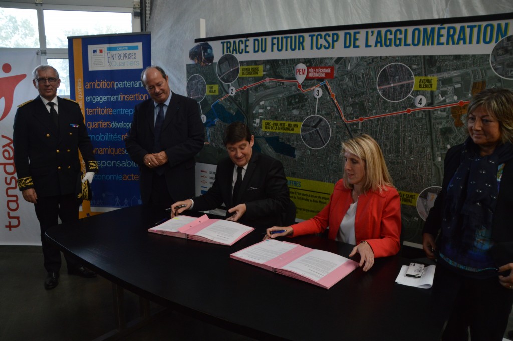 La charte “Entreprises et Quartiers” a été signée dans les locaux de Calais Opale bus par le ministre de la Ville, de la Jeunesse et des Sports, Patrick Kanner et Laurence Broseta, directrice générale de Transdev.