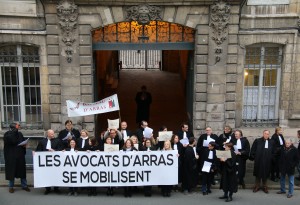 Près de la moitié des avocats du barreau d’Arras se sont mobilisés à l’entrée du tribunal d’Arras.