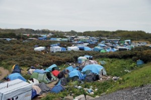 Ils étaient 6 000 migrants dans la “jungle” fin octobre, chiffre auquel il faut retirer les quelque 750 départs volontaires organisés par la DDCS.