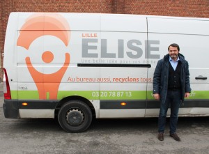 Alexis Pelluault devant l’une des 17 camionnettes mobilisées chaque jour pour collecter les déchets et faire le tour des entreprises partenaires.