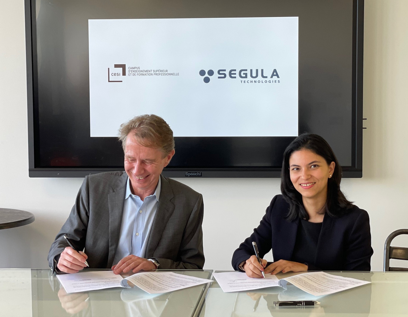 Signature entre Vincent Cohas, directeur général de CESI, et Sonia Fosse, directrice opérationnelle planification des RH de Segula Technologies.