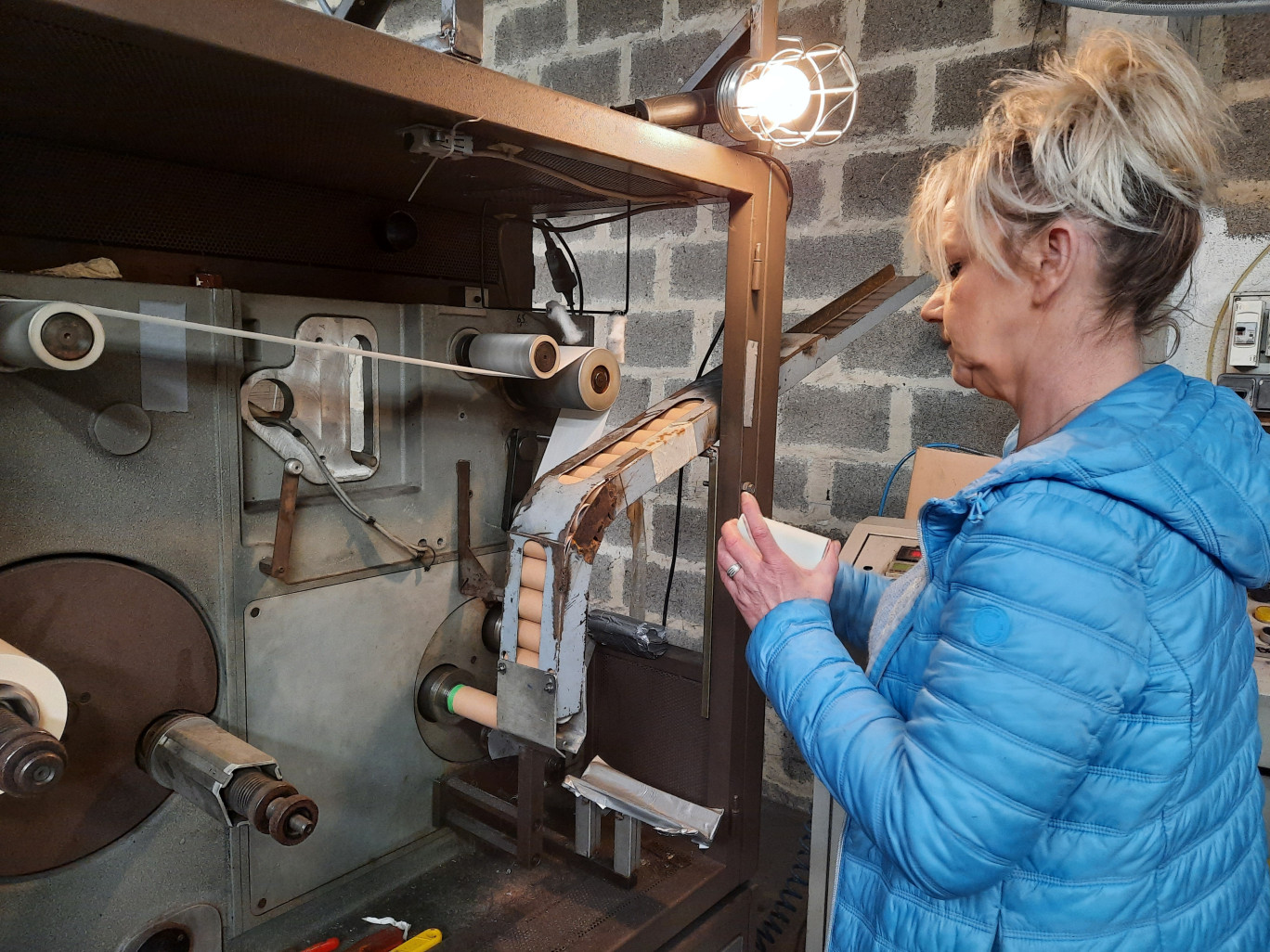 Sylvie, bras droit de Rémy Maillet, nous présente la fabrication des brosses à vêtements adhésives. © Aletheia Press/Lolita Péron