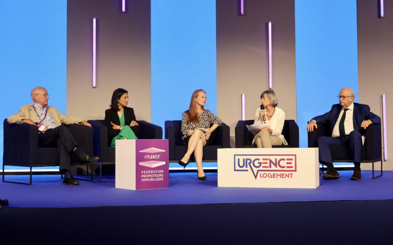 Gilles Carrez, président du Conseil national d’évaluation des normes, Amel Gacquerre, sénatrice du Pas-de-Calais, Violette Spillebout, conseillère municipale de Lille, Virginie Leroy, présidente de Vinci immobilier et Bernard Gérard, maire de Marcq-en-Barœul. © Marine Tesse 