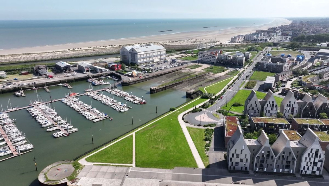 C'est sur la pointe enherbée dite «de la Cunette» que le bâtiment du futur musée va être érigé, en face du port de plaisance à Dunkerque. © CUD