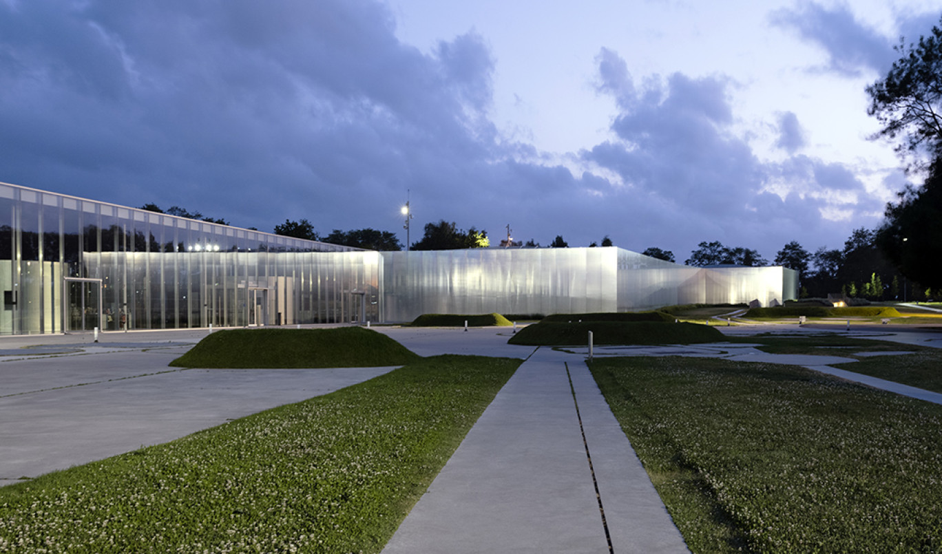 Une architecture qui recherche la transparence et l’ouverture sur l’extérieur. © Louvre-Lens 