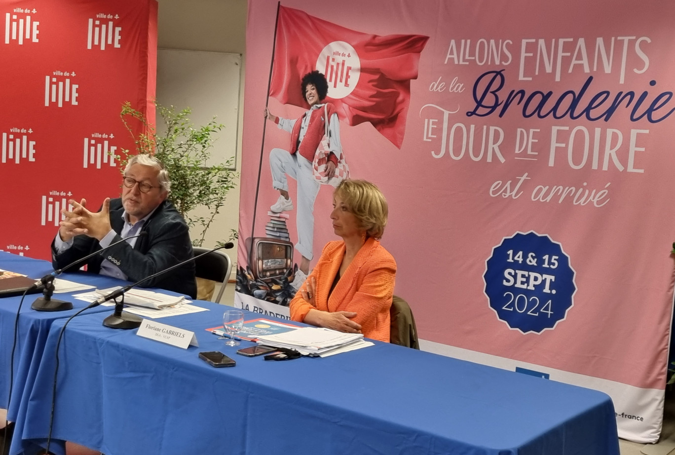 Jacques Richir, adjoint à la mairie de Lille, et Florianne Gabriels, en charge de la Vie Citoyenne et de l'animation de proximité de la ville de Lille, lors de la présentation de la Braderie de Lille 2024. 