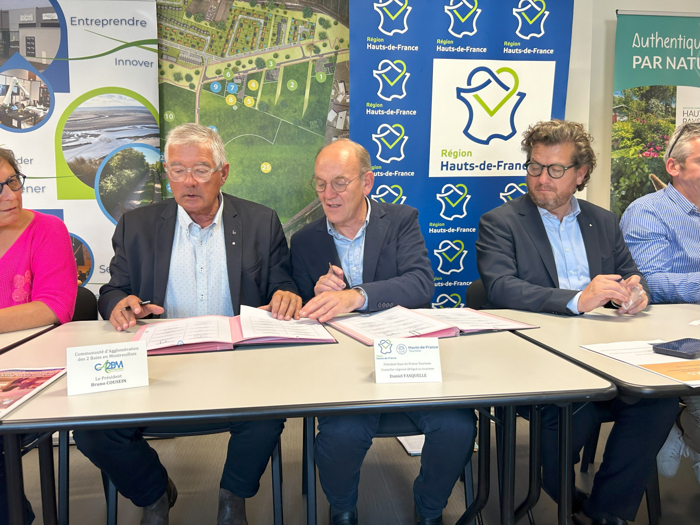 Les élus été réunis à Étaples, dans les locaux de la Maison des entreprises de la CA2BM, pour la signature du contrat de destination Touristique 2024-2027. (© Aletheia Press / L.Péron)