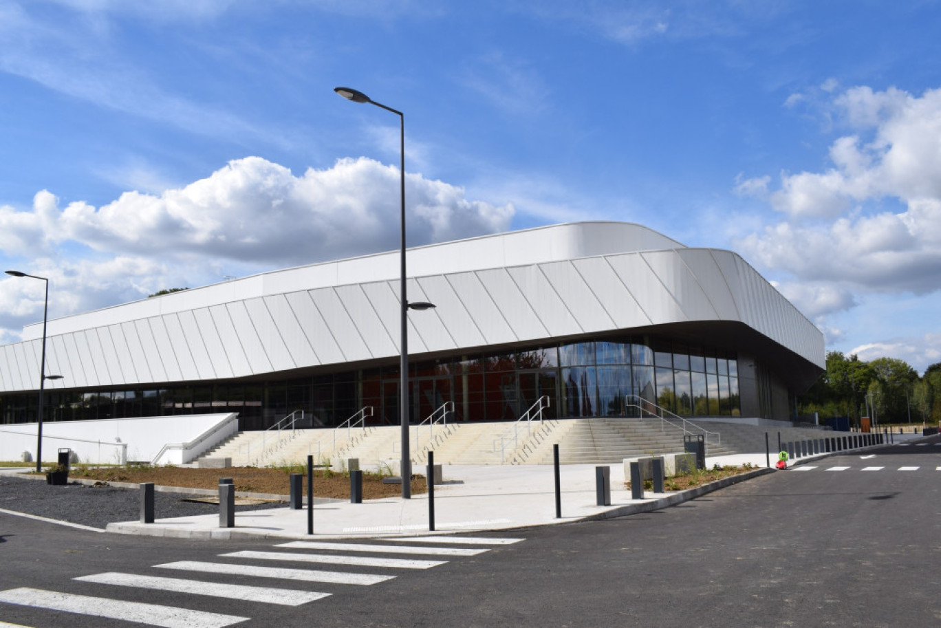 Conçu par le cabinet d’architecture Chabanne sur 7400 m2 et pouvant accueillir jusqu’à 3000 spectateurs, le nouvel équipement est désormais le plus grand dojo du monde.