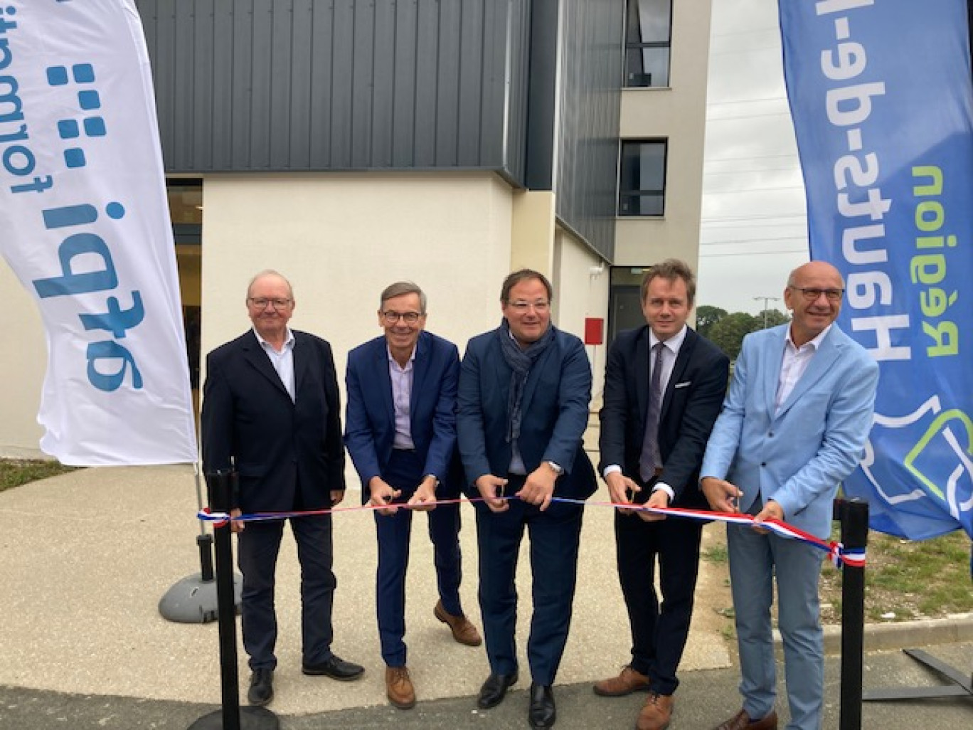 Philippe Beaujard, conseiller communautaire de l’agglo du boulonnais, Franck Beaurain, président du pôle formation de l’UIMM Nord Pas-de-Calais, Arnaud Decagny, vice-président de la Région, Antoine Golliot, député et Roger Thiriet, président du Comité Territorial Hauts-de-France de l’OPCO 2i. © YMC