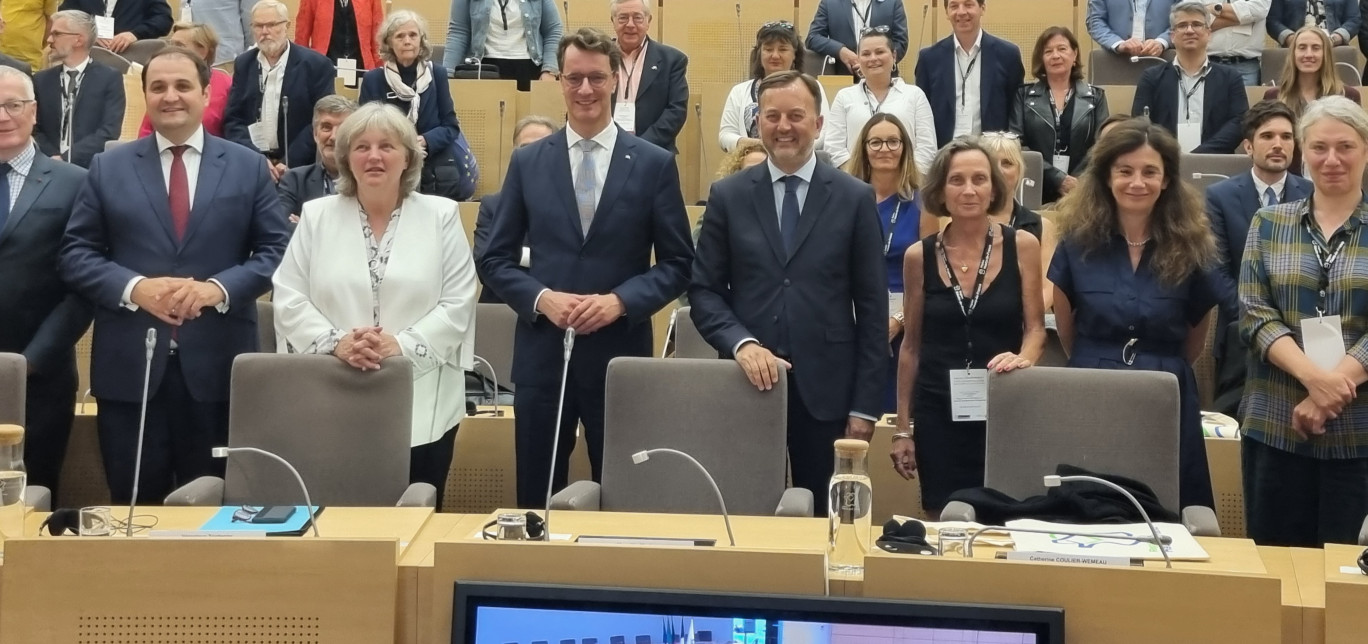 Le vice-président de la région en charge des relations internationales François Decoster avec, à sa droite, le Ministre-Président de la Rhénanie du Nord-Wesphalie Hendrik Wüst.