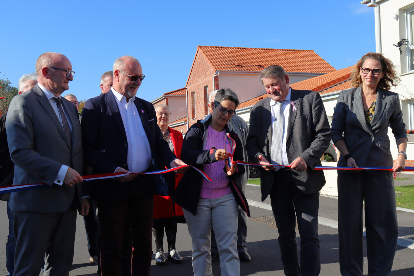 Les élus du territoire ont inauguré les 100 logements de la Cité d’Orient d’Harnes ce vendredi. © Aletheia Press / E.Chombart