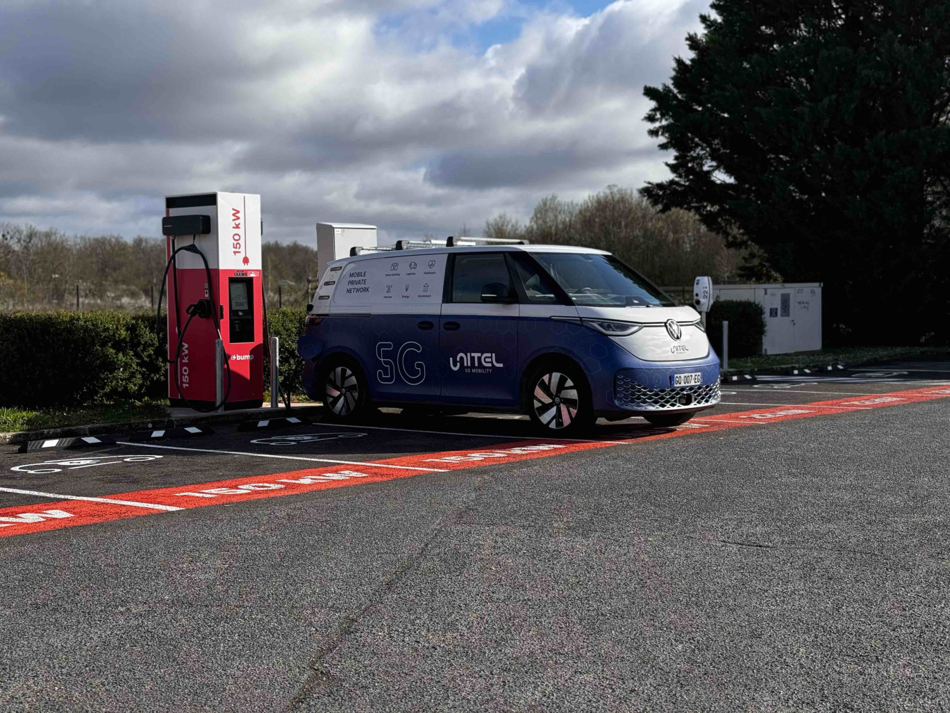 En station de recharge, un véhicule électrique connecté. ©DR Unitel.