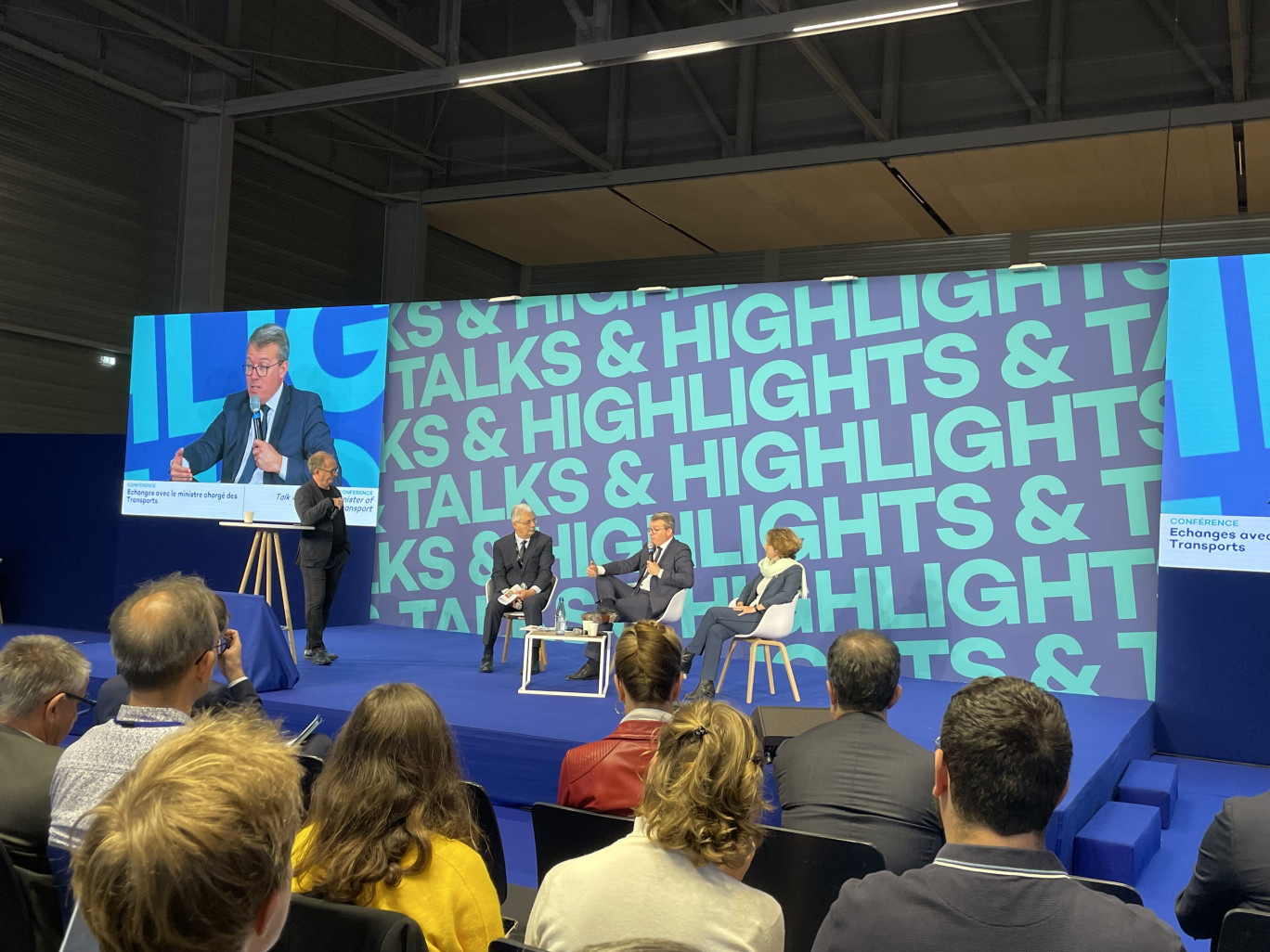 François Durovray, nouveau ministre délégué aux Transports, discute avec Louis Nègre président du Gart, Groupement des autorités responsables des transports, et Marie-Ange Debon, présidente de l'Union des transports publics et ferroviaires (UTPF), le 3 octobre, à Strasbourg. ©Olivier Razemon.