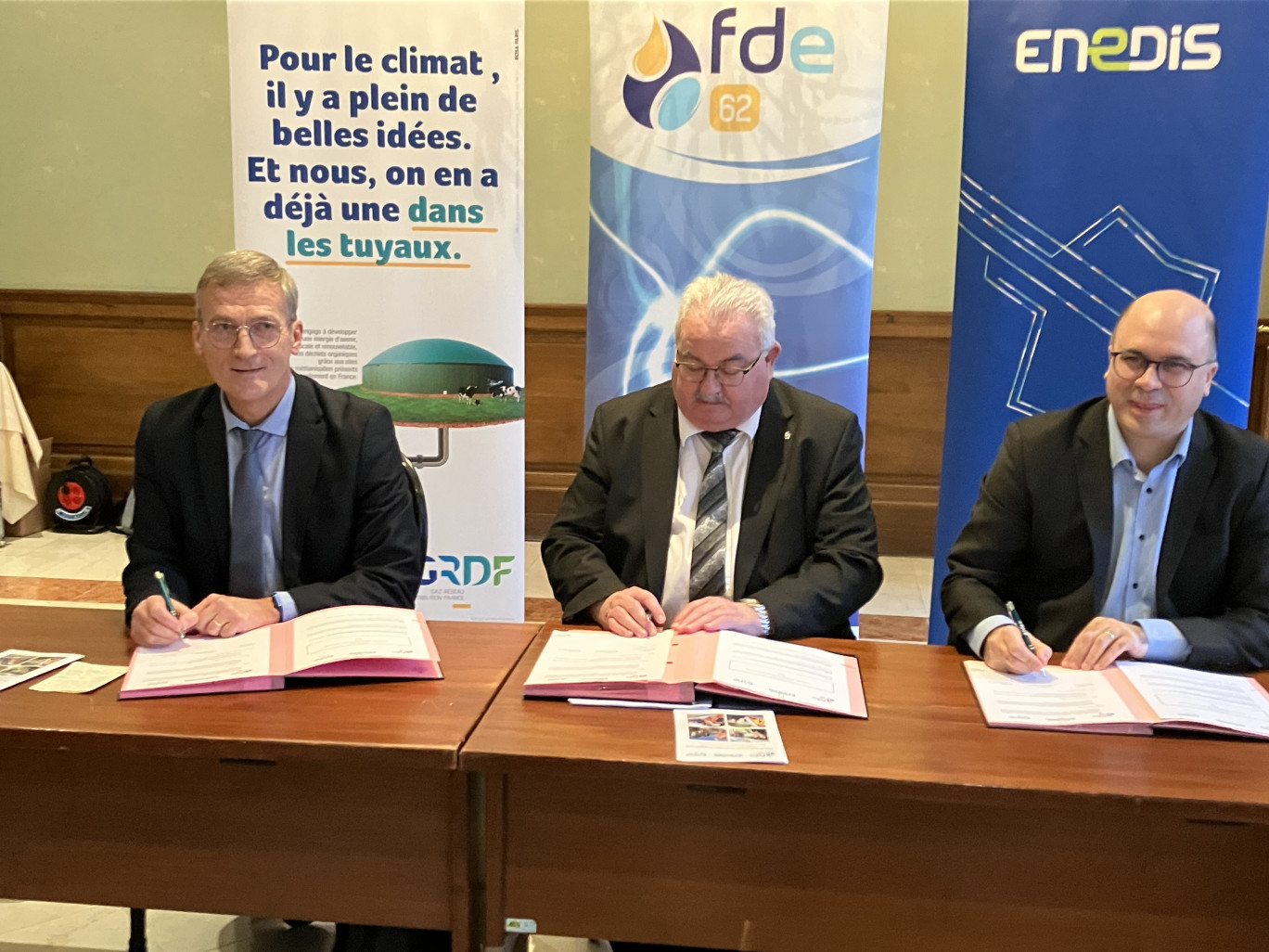 Didier Cousin, directeur territorial régional GRDF Hauts-de-France, Pierre Evrard, président de la FDE62 et Jean-Lorain GENTY, directeur régional d’Enedis Nord-Pas-de-Calais, ont signé une convention de partenariat pour la sécurité. ©GRDF